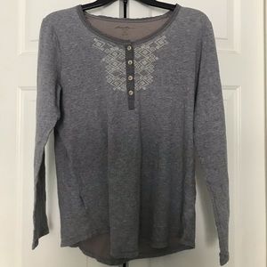 grey long sleeve shirt